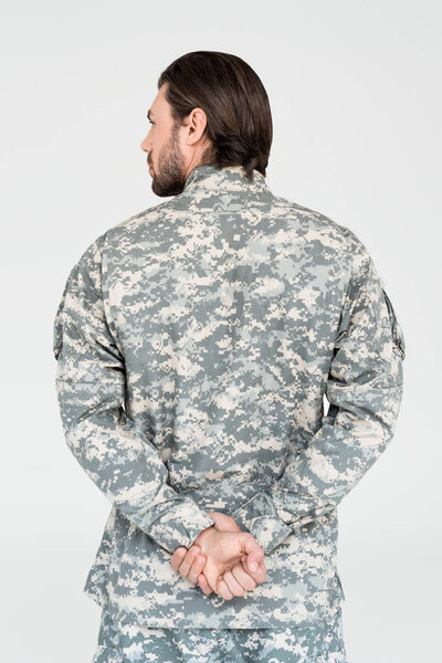 вид мужчины-солдата в камуфляжной одежде, изолированной на сером
