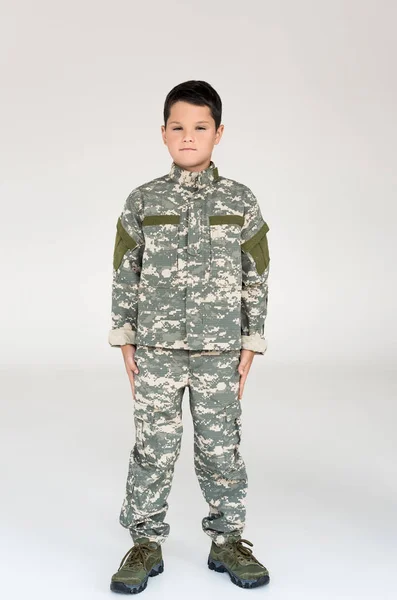 Маленька Дитина Військовій Формі Позує Сірому Фоні — стокове фото