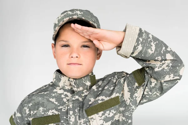 Retrato Criança Uniforme Militar Olhando Para Câmera Saudação Fundo Cinza — Fotografia de Stock
