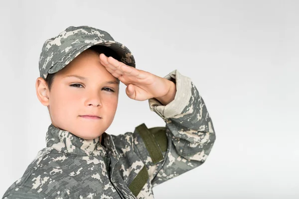 Portrett Liten Gutt Militæruniform Som Hilser Grå Bakgrunn – stockfoto
