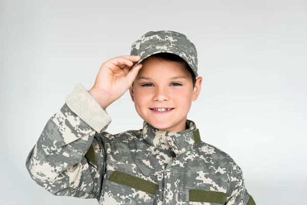 Retrato Niño Sonriente Uniforme Militar Posando Sobre Fondo Gris — Foto de Stock