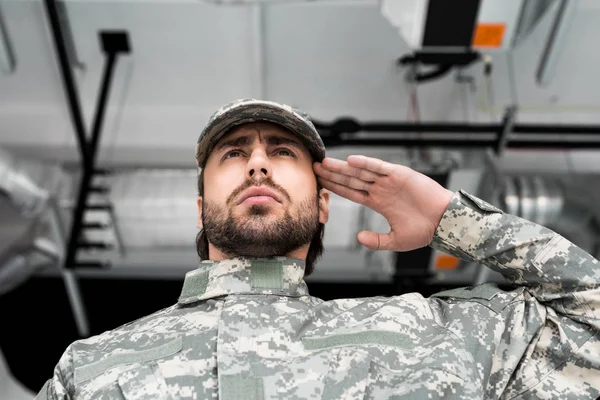 Low Angle View Confident Soldier Military Uniform Saluting Blurred Backdrop — Stock Photo, Image