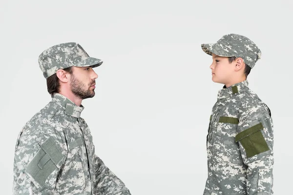Seitenansicht Von Soldat Und Sohn Militäruniformen Die Sich Isoliert Auf — Stockfoto