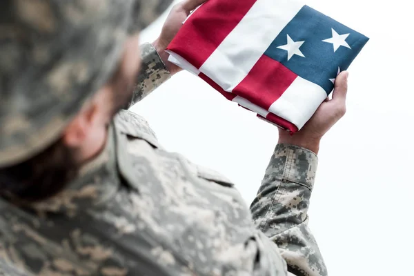 Vista Parcial Del Soldado Uniforme Militar Con Bandera Americana Las —  Fotos de Stock