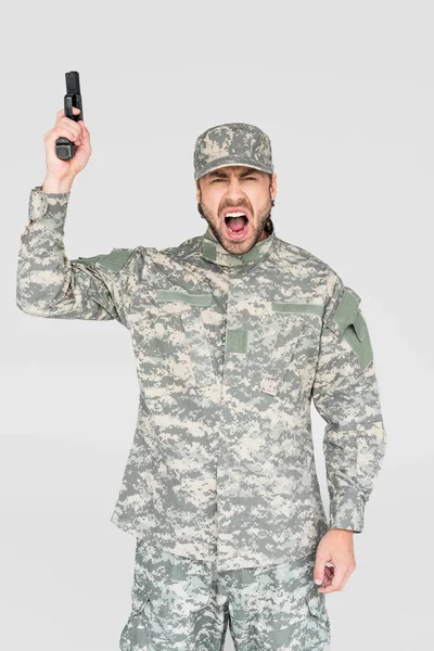 Gritando Soldado Masculino Uniforme Militar Segurando Arma Isolada Cinza — Fotos gratuitas