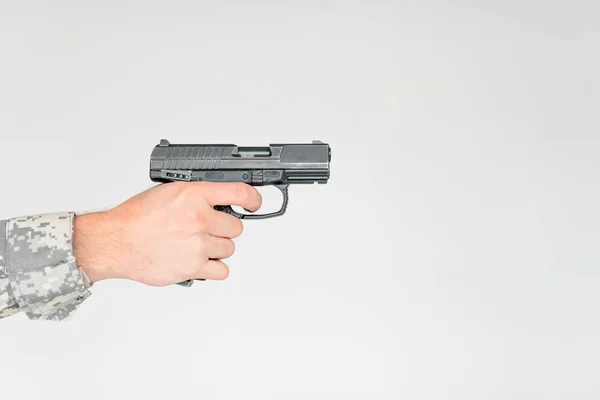 Tiro Recortado Soldado Masculino Sosteniendo Pistola Sobre Fondo Gris —  Fotos de Stock