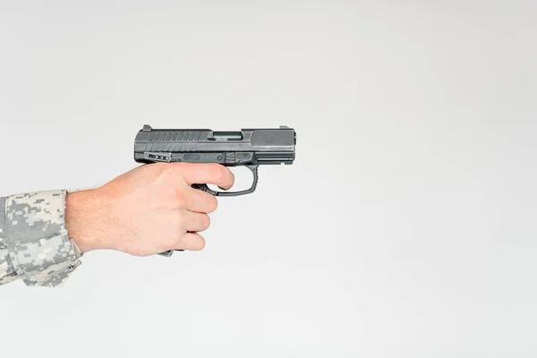 Tiro Recortado Soldado Masculino Sosteniendo Pistola Sobre Fondo Gris — Foto de Stock