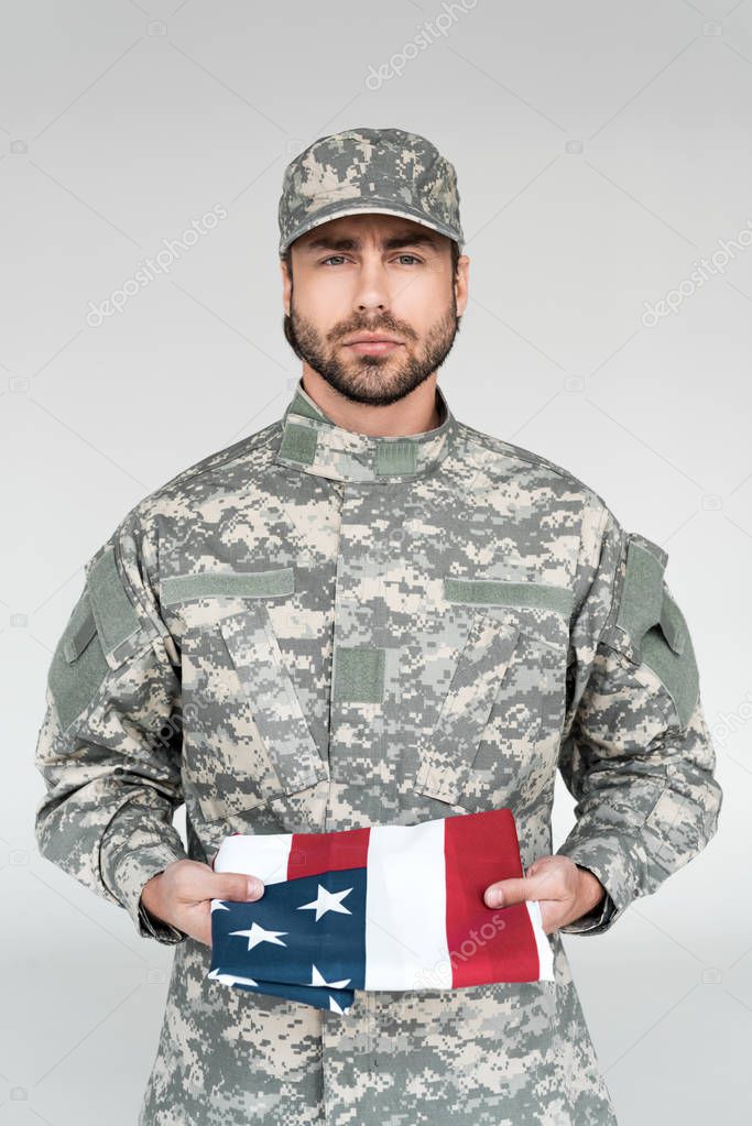 hombre traje militar a un soldado Foto de stock 574535635