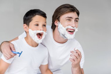 heyecanlı baba ve oğul yüzündeki gri izole köpük tıraş ile