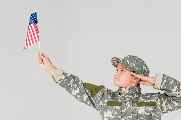Portrait Boy Camouflage Clothing Saluting Looking American Flagpole Hand Isolated — Free Stock Photo