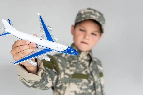 Enfoque Selectivo Niño Pequeño Uniforme Militar Con Avión Juguete Mano — Foto de stock gratis