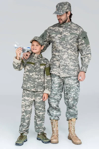 Famiglia Uniforme Militare Con Aereo Giocattolo Sfondo Grigio — Foto Stock