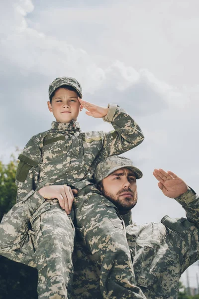 Nízký Úhel Pohledu Rodiny Vojenské Uniformě Zdravení Zatažené Obloze Pozadí — Stock fotografie