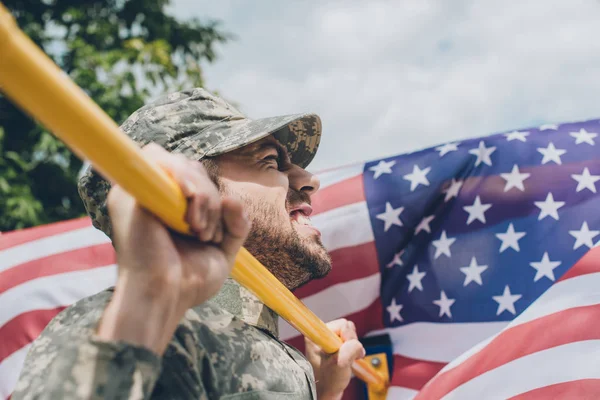 Vista Lateral Del Soldado Tirando Mismo Travesaño Con Bandera Americana — Foto de stock gratis