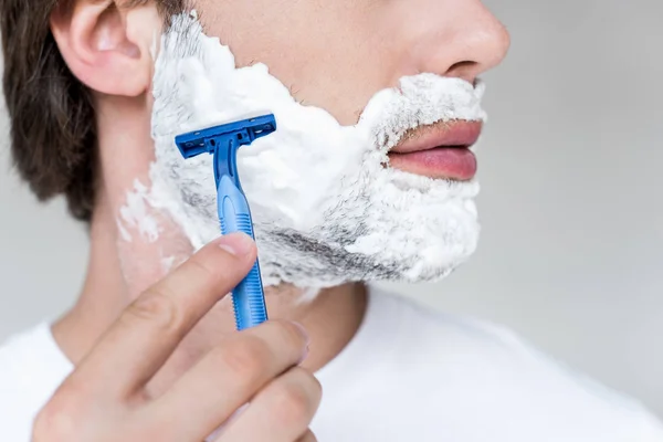 Cropped Shot Man Razor Hand Shaving Foam Face Grey Backdrop — Stock Photo, Image