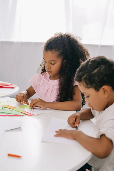 African American Kids Drawing Pictures Colorful Pencils Classroom — Stock Photo, Image