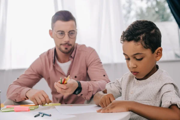 Caucasian Teacher African American Boy Drawing Picture Together Classroom — Stock Photo, Image