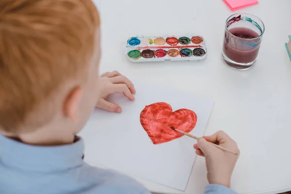 Vista Parcial Del Niño Pelo Rojo Preescolar Dibujando Corazón Papel —  Fotos de Stock