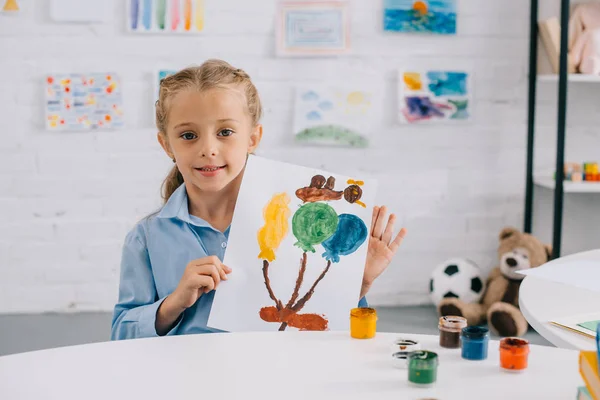 Портрет Маленької Дитини Показує Барвисту Картину Руках Сидячи Столом Кімнаті — стокове фото
