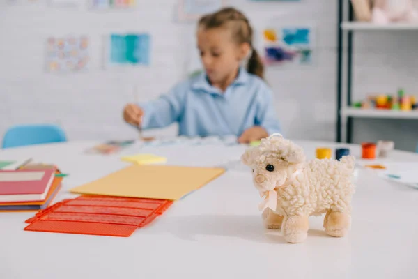 Selektive Fokussierung Von Spielzeugschaf Und Kind Zeichnung Bild Tisch Zimmer — Stockfoto