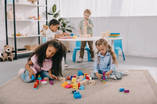 Focused Multiracial Preschoolers Playing Wooden Blocks Classroom — Stock Photo, Image