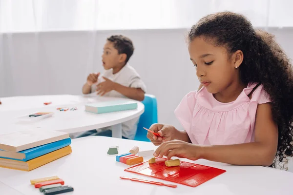 Enfoque Selectivo Niño Afroamericano Con Figura Escultura Plastilina Aula — Foto de Stock