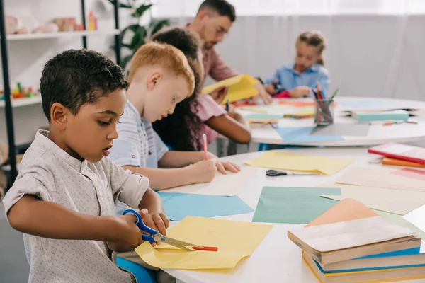 Selective Focus Teacher Interracial Preschoolers Cutting Colorful Papers Scissors Classroom — Stock Photo, Image