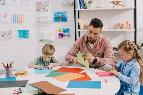 Portrait Enseignant Concentré Des Enfants Âge Préscolaire Coupant Des Papiers — Photo