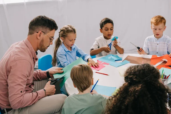 Vista Parziale Insegnanti Maschi Bambini Età Prescolare Multirazziale Che Tagliano — Foto Stock