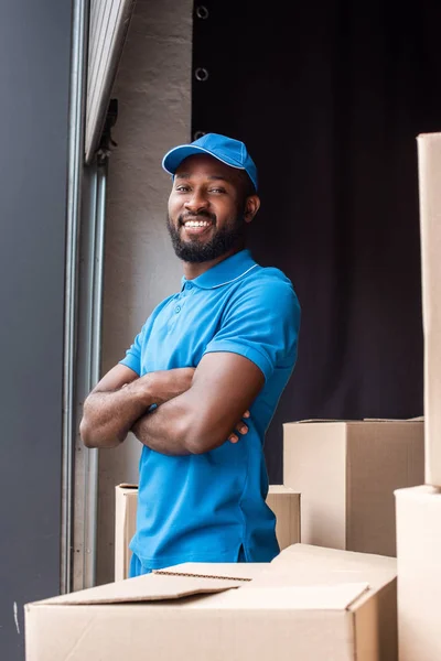 Africano Americano Entrega Homem Com Cruzou Braços Perto Caixas Olhando — Fotografia de Stock