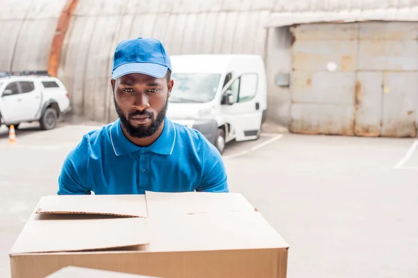 African American Courier Carrying Big Box — Stock Photo, Image