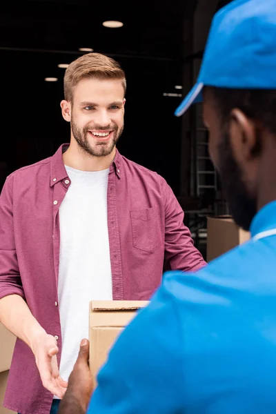 Correio Americano Africano Dando Caixa Entrega Cliente Sorridente — Fotografia de Stock