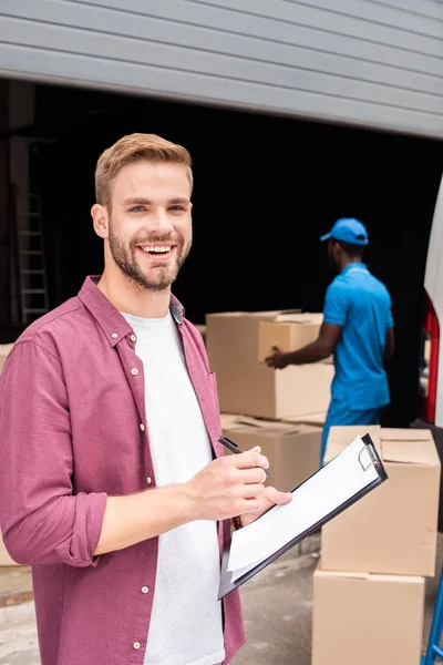 Smiling Caucasian Customer Delivery Service Holding Clipboard — Stock Photo, Image