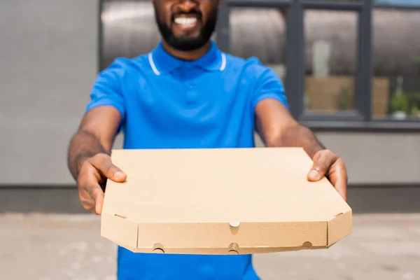 Imagen Recortada Del Repartidor Afroamericano Mostrando Caja Pizza — Foto de Stock