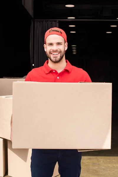 Retrato Homem Entrega Sorridente Uniforme Segurando Caixa Papelão — Fotografia de Stock