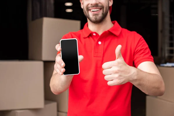 Recortado Tiro Alegre Repartidor Con Smartphone Mostrando Pulgar Hacia Arriba — Foto de Stock