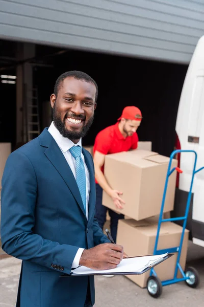 Selective Focus Multicultural Businessman Delivery Man — Free Stock Photo