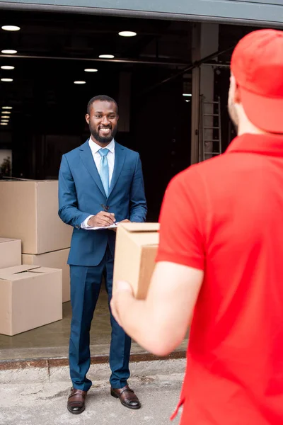 Selectieve Aandacht Van Multiculturele Zakenman Levering Man — Gratis stockfoto