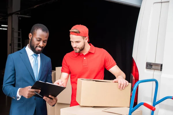 Portrait Multicultural Businessman Delivery Man Discussing Order — Stock Photo, Image