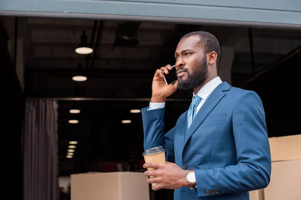Side View African American Businessman Coffee Talking Smartphone — Free Stock Photo