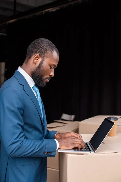 Side View African American Businessman Using Laptop Cardboard Box — Free Stock Photo