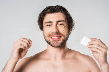 adam diş ipi gri izole ile gülümseyen portresi