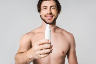 seçici odak neşeli gömleksiz adam gri izole diş macunu gösterilen