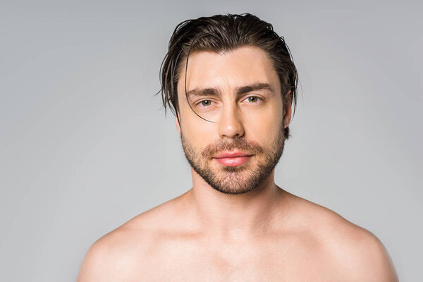 портрет красивого мужчины без рубашки со стильной прической, изолированной на сером
