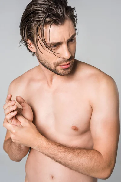 Gri Izole Şık Saç Modeli Ile Düşünceli Gömleksiz Adam Portresi — Stok fotoğraf