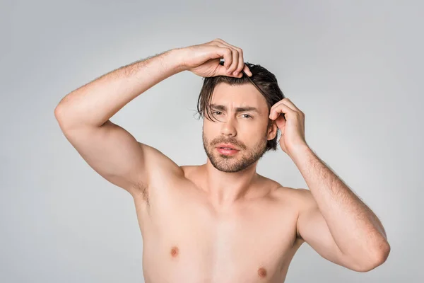 Retrato Hombre Sin Camisa Reflexivo Con Peinado Elegante Aislado Gris —  Fotos de Stock