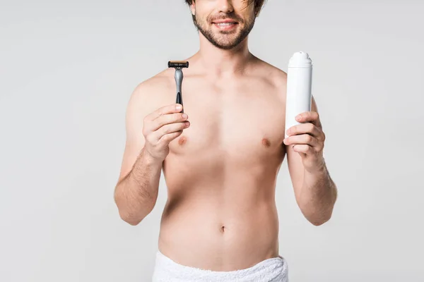 Gedeeltelijke Weergave Van Glimlachende Man Een Witte Handdoek Met Scheermes — Stockfoto