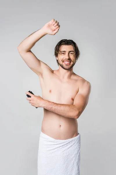 Retrato Homem Sorridente Toalha Branca Com Desodorizante Masculino Isolado Cinza — Fotografia de Stock
