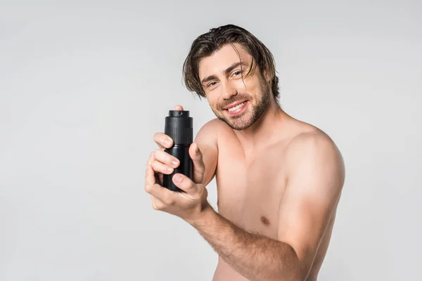 Retrato Hombre Guapo Con Desodorante Masculino Aislado Gris — Foto de stock gratis