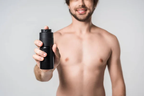 Selectieve Aandacht Van Shirtless Man Met Mannelijke Deodorant Geïsoleerd Grijs — Stockfoto